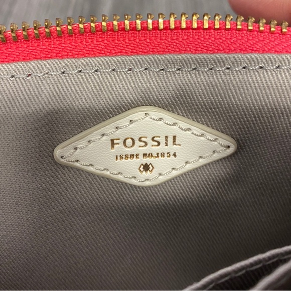Fossil wristlet wallet- Pink and white - Picture 8 of 10